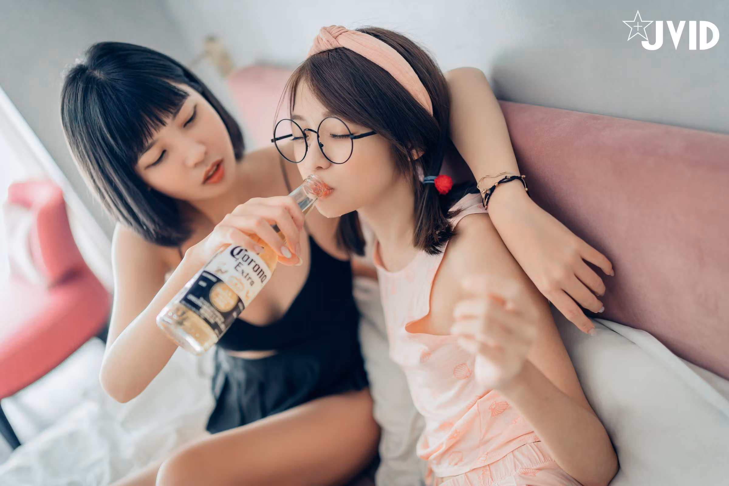 果寶寶妍妍写真中露点与双人互动细节呈现